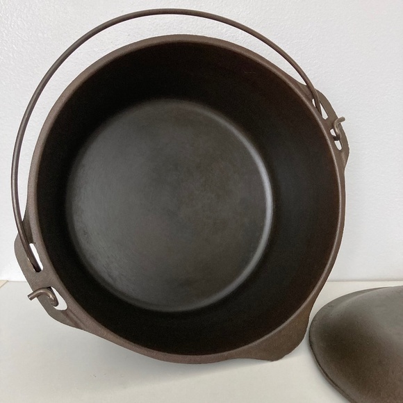 Vintage Cast Iron No 8 Dutch Oven - Picture 7 of 11